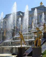 imagen de fuente con esculturas en san petesburgo